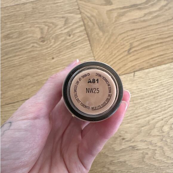 Mac Cosmetics - Studio Fix Fluid SPF 15 Foundation in A81 Beige - Picture 2 of 2